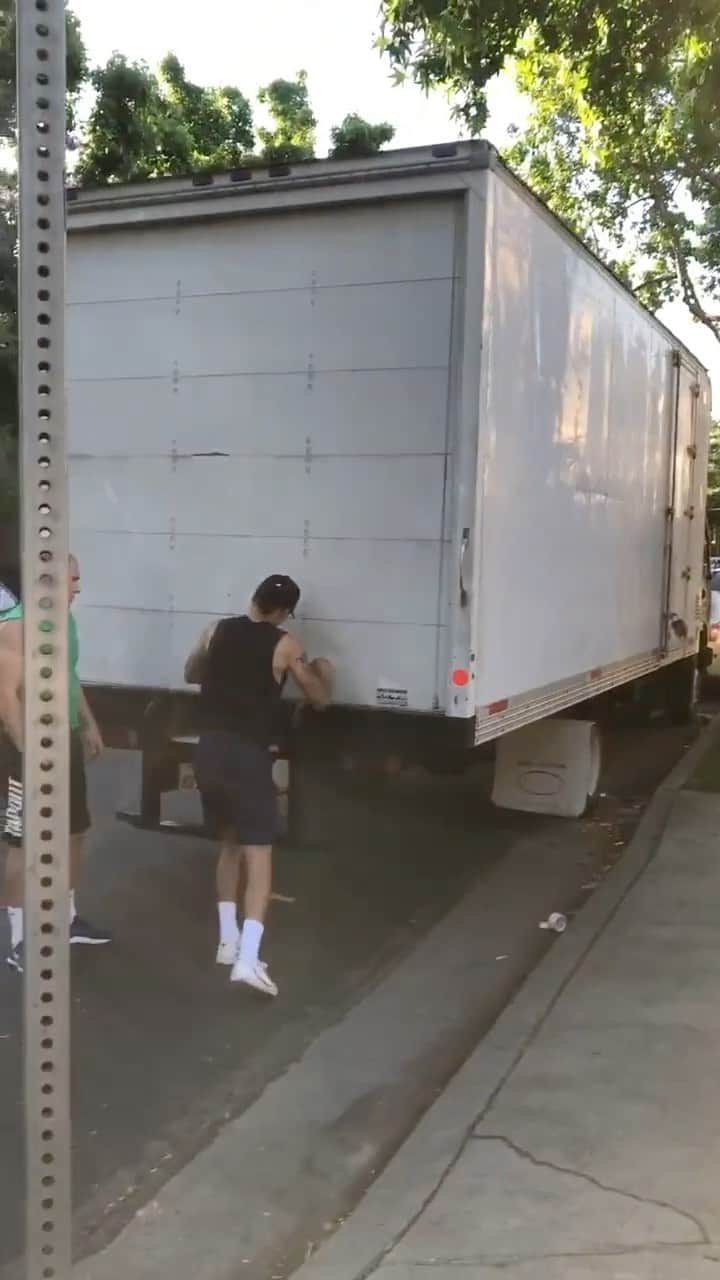 マティー・ノイズのインスタグラム：「move out prankkkk. i legit lived there for a whole week and my bf had no clue. with the help of my friends and rainbow movers we pulled it off barely. don’t ask me why doing these kinds of things makes me so excited. i’m deeply broken inside but at least i’m not a liar or a cheater just a pranker🙃 ;)」