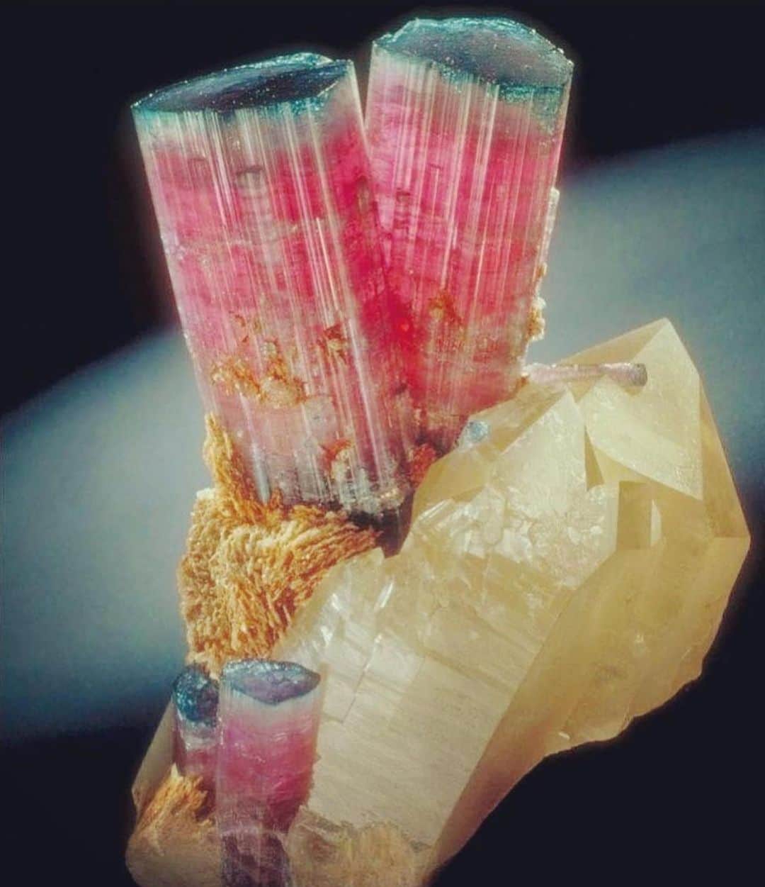 フラヴィア・ルチーニのインスタグラム：「everything is energy 💫✨💥🪐🌚🌪⚡️ #crystalenergy #crystalgemstones」