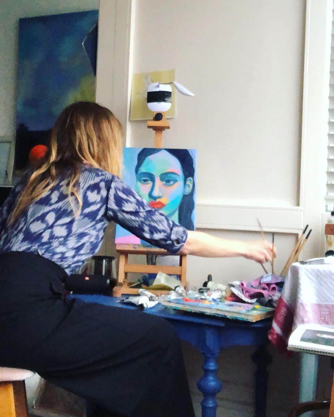 ヤナ・スクラのインスタグラム：「Dingen doen in een slechte houding en een foto daarvan delen omdat @katjaschuurman het vroeg #waarwerkjijthuis @returntosender_nl @koffiepartners」