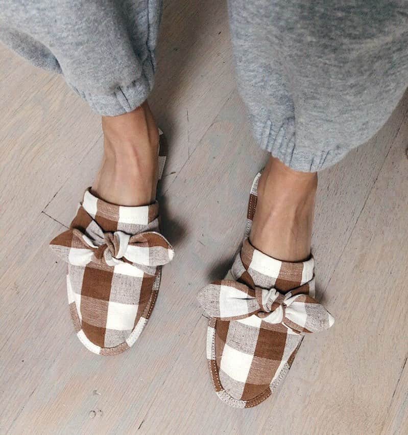 レフラーランドールのインスタグラム：「Repost from @jessie_loeffler_randall 💖: 2020 is the year of the pivot (and the slipper). When the pandemic hit, we immediately looked at our product mix and began focusing on even more casual , lockdown friendly offerings. One thing my friend requested was an LR slipper! We immediately got to work and are so pleased with how these turned out. They are made of a beautiful yarn dyed gingham fabric that has been in our line for several years and feature a signature knot detail. They are comfy and cozy and have a little rubber outsole so they are cushiony and durable (and you can dash outside quickly in them to take out the trash). I’ve been living in my pair and am excited to gift these beauties for the holidays. They are called Frannie. Sizing goes like this: SMALL (up to size 6.5), MEDIUM (up to size 9) and LARGE (above 9). Hope you enjoy 💕」