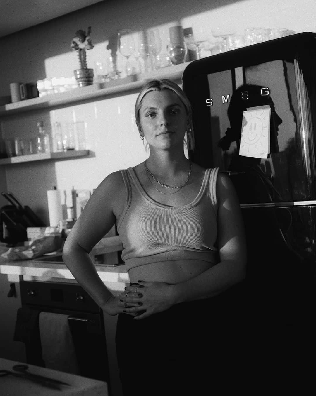 Estée Lalondeのインスタグラム：「Messy kitchen + letter from my Mom on my fridge 🌞🖤   Photo by @rebecca.munroe」