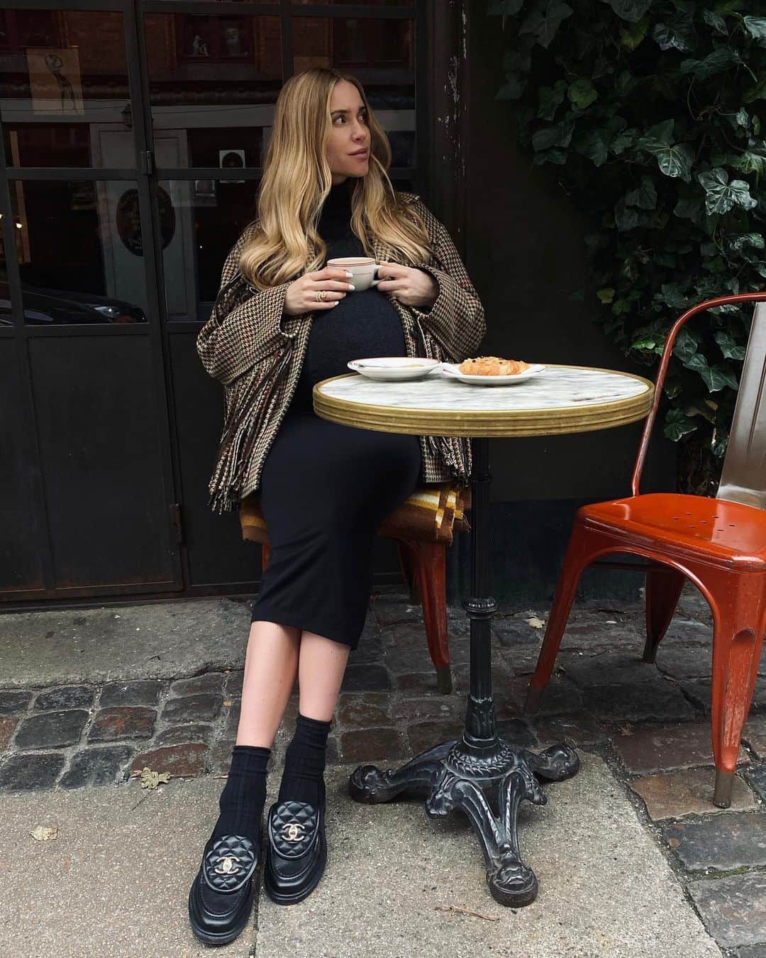 ペニーレ・タイスベックのインスタグラム：「Swipe for belly tricks🙃」