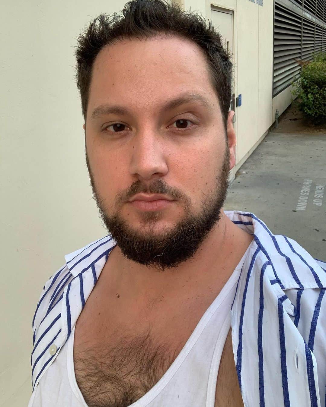 マット・マクゴリーのインスタグラム：「Post-haircut selfie from a while back where I looked like I was posing for the cover of a ThiccBoy romance novel, covered in my recently severed hairs. @scissormekitters been giving me the best cuts since I moved to LA 7 (or so) years ago! Thanks, Kit! ❤️」