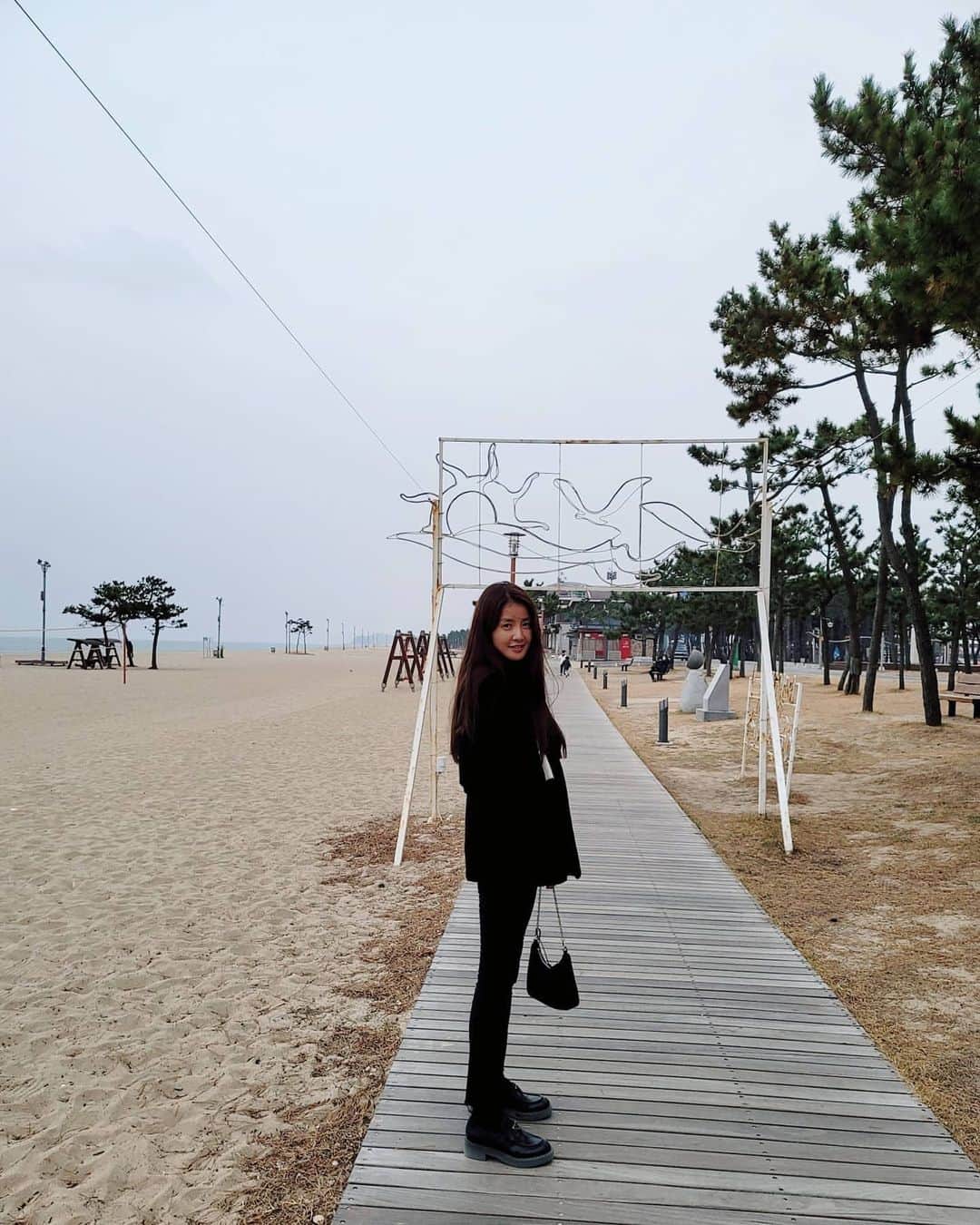 イ・シヨンさんのインスタグラム写真 - (イ・シヨンInstagram)「바다에 빠졌지만 난 갠차나💙🌊🌀 #너무예쁜 #바닷가」11月17日 4時43分 - leesiyoung38