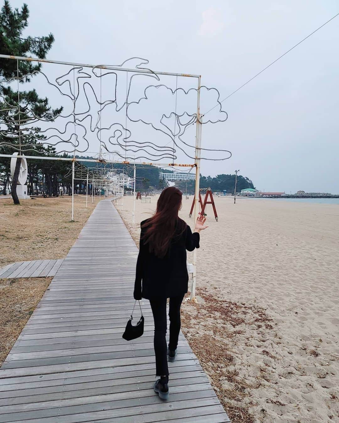 イ・シヨンさんのインスタグラム写真 - (イ・シヨンInstagram)「바다에 빠졌지만 난 갠차나💙🌊🌀 #너무예쁜 #바닷가」11月17日 4時43分 - leesiyoung38