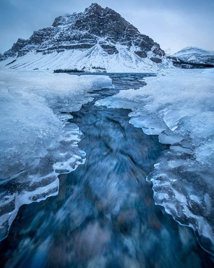 National Geographic Travelさんのインスタグラム写真 - (National Geographic TravelInstagram)「Photo by @kahliaprilphoto / Winter is slowly arriving here in the Canadian Rockies, and it's so nice to see these icy lakes again! #Banff #Canada」11月17日 4時36分 - natgeotravel