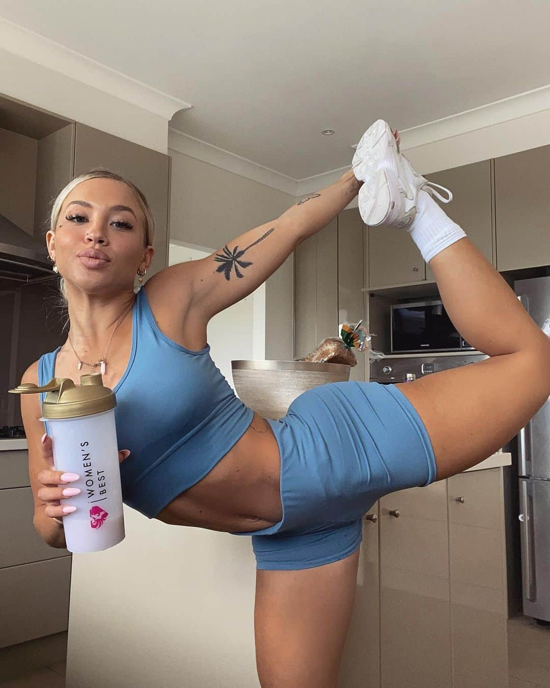 Tammyさんのインスタグラム写真 - (TammyInstagram)「@womensbest Black Friday sale starts NOWWW 🤑 w up to 50% off my athlete series.  So stock up on alll ur faves: ♡honeydew bcaas ♡strawberry lemonade amino/energy ♡blueberry cheesecake whey protein ♡peanut butter cereal vegan protein ♡mixed berry true beauty - Link in my stories !!」11月17日 4時39分 - tammyhembrow