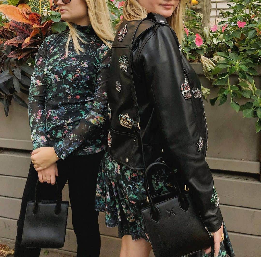 ニコールミラーのインスタグラム：「Starting off the week right in our new Moonlit Garden print and leather accents🙌🏻 #NMHoliday2020」