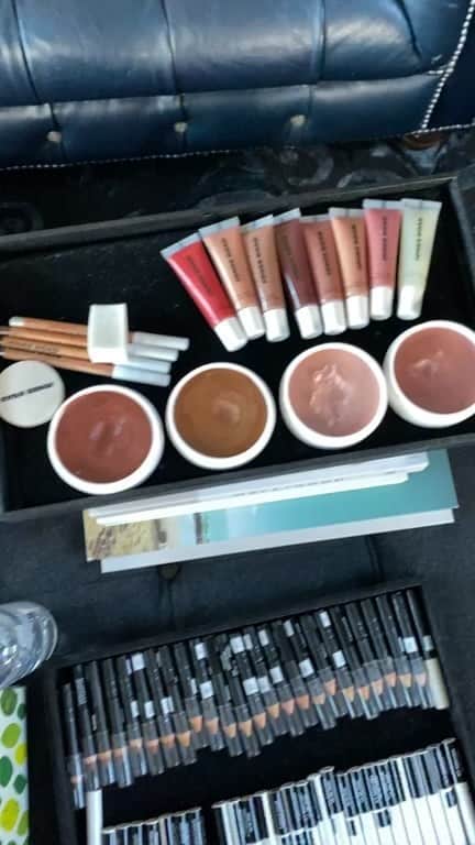 ボビー・ブラウンのインスタグラム：「Bobbi takes us thru the 4 shades of Miracle Balm and how to apply, mix, and match colors. @jonesroadbeauty」