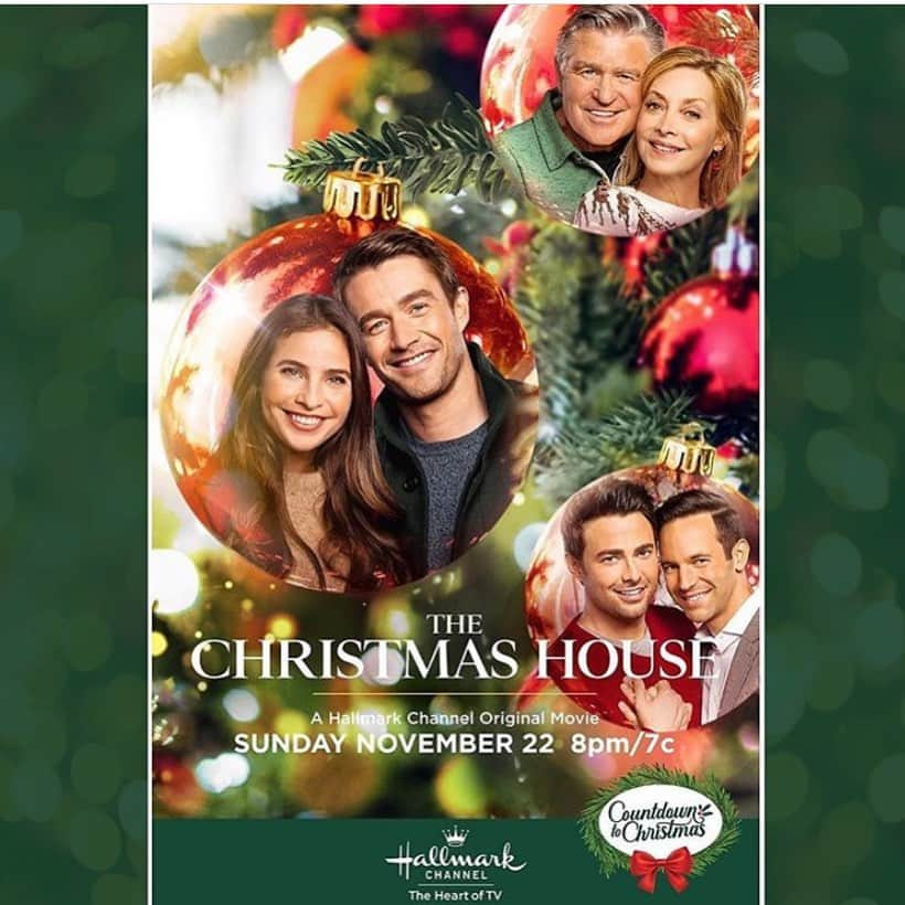 ロバート・バックリーのインスタグラム：「A year ago, I pitched a movie to Hallmark based on my family’s tradition of turning our house into a Christmas spectacle. They liked the idea and thus began The Christmas House.  I’m proud of this film. It’s fun, funny and has heart. The cast is fantastic and if you’re a fan of Christmas, you will not be disappointed. We go BIG.  I want to give a big thank you to @kateredinger, @michellevicaryhc, @poperandy and everyone at Hallmark for giving me this opportunity and supporting the movie. Thank you @erin917 for being an awesome creative partner and writing a stellar script. Thank you @sharonelawrence @treat.williams2 @jonathandbennett @iamanaayora @bradharderarychuk for being the best pretend family I could have asked for. And a huge thank you to our amazing crew that worked incredibly hard to bring The Christmas House to life. You all rock.  The Christmas House premieres Sunday the 22nd at 8pm on @hallmarkchannel. I hope you enjoy watching it as much as we enjoyed making it.」