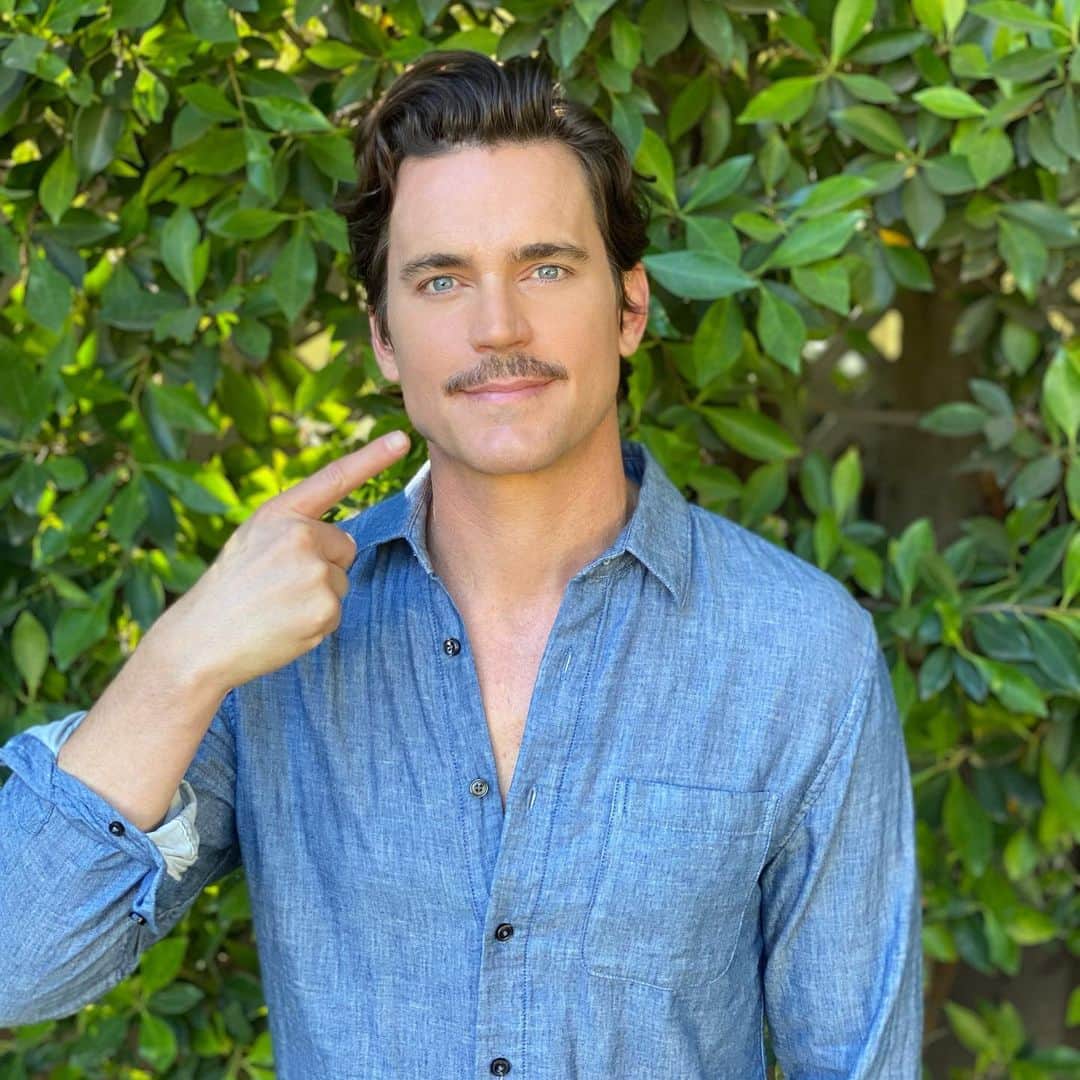 マット・ボマーのインスタグラム：「For anyone wondering why I have this lip rug on my face, it’s because I’m taking part in Movember this year. Movember is the leading charity changing the face of men's health, and this year felt like a paticularly good time to join them. Together we can make a difference for men's health – in prostate cancer, testicular cancer, mental health and suicide prevention. I’m a long time supporter of Movember (honestly since Magnum PI) but this is my first time participating- so click the link in my bio if you can chip in and help me stop men dying too young. (Full disclosure: I will try to make it through the month with this bro-merang on my face- but I can’t make any guarantees- my husband hates it! 🤷‍♂️).」