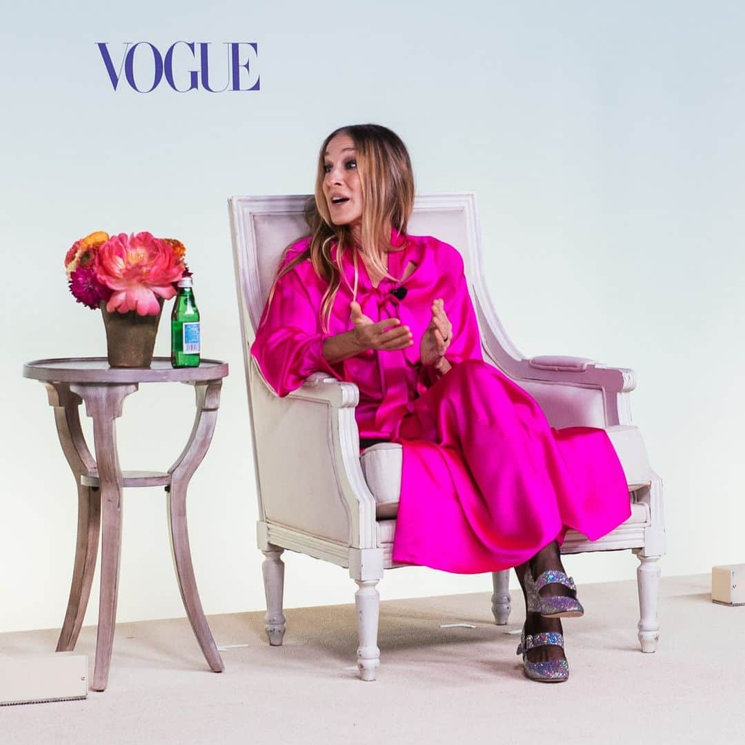 Vogueさんのインスタグラム写真 - (VogueInstagram)「“When we arrived as a family in 1977, the city was in terrible economic shape,” said @sarahjessicaparker at today's virtual #ForcesofFashion panel, reflecting on New York City. “It wasn’t at its most beautiful. But as someone who was drawn to color and art and beauty, I was seduced. I found excuses to go down streets that I had no business going down, just to look through the store windows.”   Today, @sarahjessicaparker and @christopherjohnrogers joined Vogue’s @hamishbowles for a conversation discussing the resiliency of New York City. Tap the link in our bio for how to watch.  Photographed by @hunterabrams」11月17日 4時51分 - voguemagazine