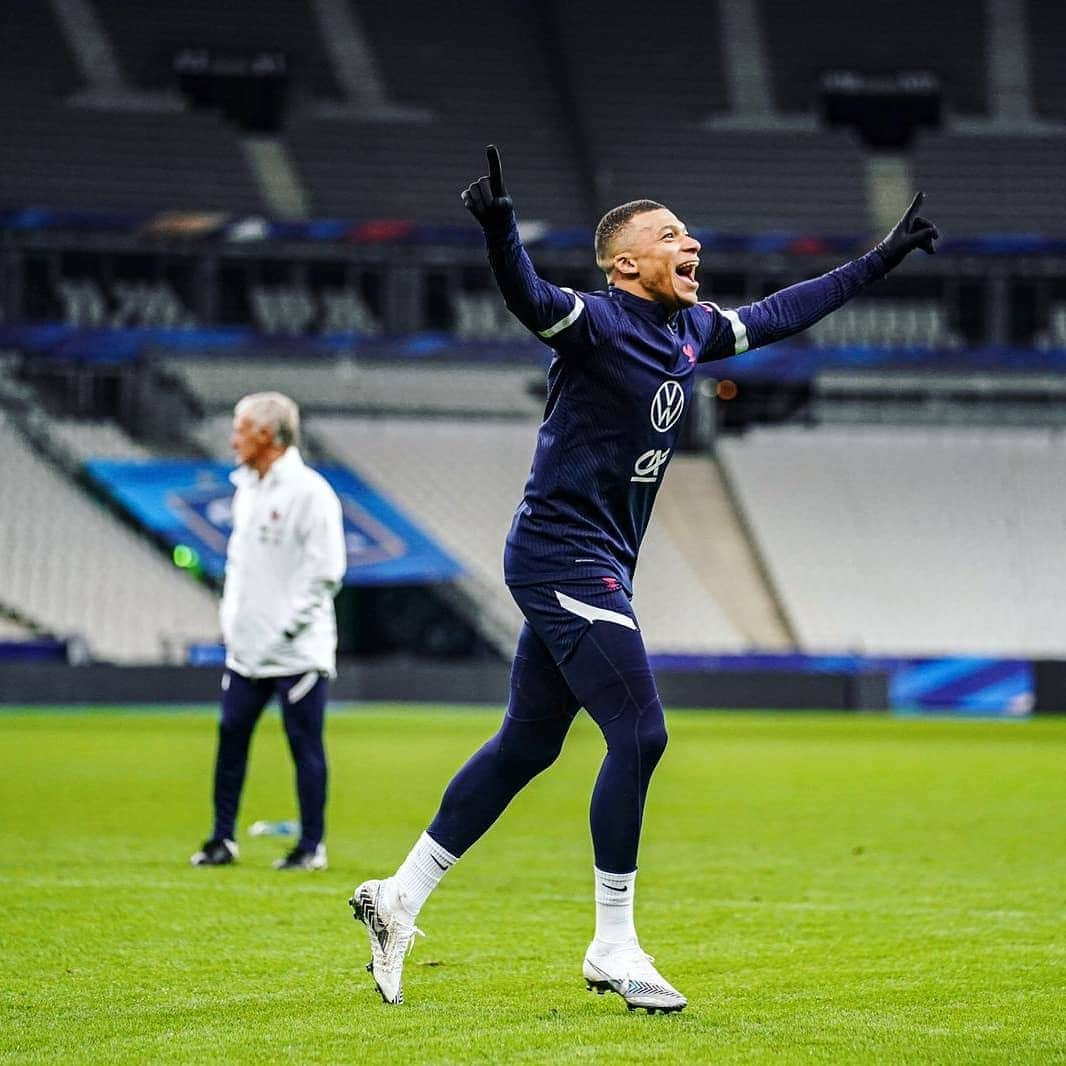 サッカー フランス代表チームさんのインスタグラム写真 - (サッカー フランス代表チームInstagram)「Entraînement de veille de match 👊 Rendez-vous demain à 20h45 pour la rencontre face à la Suède 💪🇨🇵 #FiersdetreBleus」11月17日 5時00分 - equipedefrance