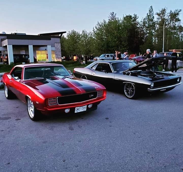 Classics Dailyさんのインスタグラム写真 - (Classics DailyInstagram)「#ClassicsFeature _____ Tag a friend that you post up with at the car shows. @ryanbarichello _____ #classiccar #musclecar #hotrod #protouring #prostreet #restomod #classicsdaily #streetrod #streetcar #customcar #hotrods #streetrods #chevrolet #camaro #dodge #challenger #plymouth #cuda」11月17日 5時01分 - classicsdaily