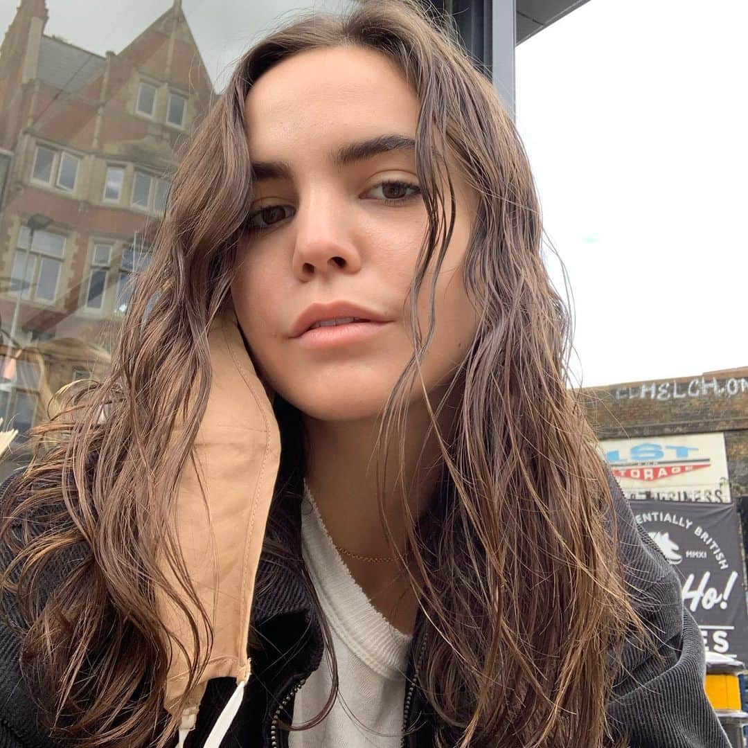 ベイリー・マディソンのインスタグラム：「#AsSheIs @livelife_unfiltered has brought back this challenge, to encourage our timelines to be filled with our most authentic (beautiful) selves! Wet hair, no makeup, no filter, (and a mask obvs) . In a time where so much comparing happens, I often find myself right in the middle of self doubt when it comes to comparing what I look like to what is “the normal beauty” and what’s “expected” of us. Encouraging you today (and myself) to put all of that aside, embrace what makes us uniquely us, and instead of holding ourselves to the standards of unrealistic beauty, or “what’s in” hold ourselves to the standards of what makes us who we are. Xxxxx I nominate @kaitlinvilasuso & @momma_madison and EACH AND EVERY ONE OF YOU! ❤️」