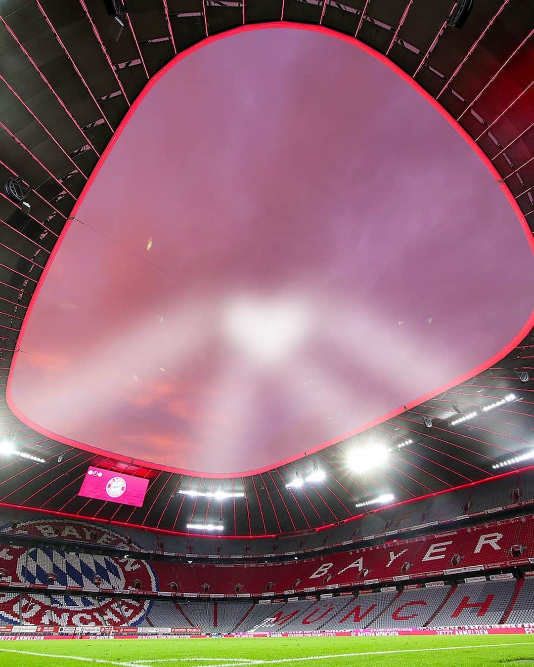 バイエルン・ミュンヘンさんのインスタグラム写真 - (バイエルン・ミュンヘンInstagram)「Like this to help us light up our home. ❤️    #MiaSanFamily #AllianzArena #FCBayern #MiaSanMia」11月17日 4時55分 - fcbayern