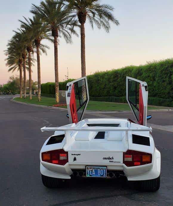 Kik:SoLeimanRTさんのインスタグラム写真 - (Kik:SoLeimanRTInstagram)「1988.5 Lamborghini Countach 5000QV.  1 of 610 made in the world.  Go follow @artvandelay & check out his collection.」11月17日 4時58分 - carinstagram