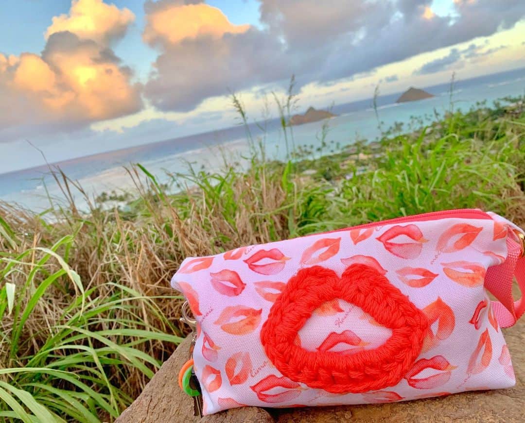 Moco Lima Hawaiiさんのインスタグラム写真 - (Moco Lima HawaiiInstagram)「New* Lips Belt Bag, Made by Moco  #lanikaipillbox#hiking#sunsettime#sunset#nicesunset#beautiful#niceview#lips#beltbag#mocolimahawaii#original#hawaii#madeinhawaii#breeze#freshair#calming#quiet#healing#relaxing#mylife#lovemyjob#ベルトバッグ#新作#メイドインハワイ#モコリマハワイ#ハイキング#ラニカイ」11月17日 4時58分 - mocolimahawaii