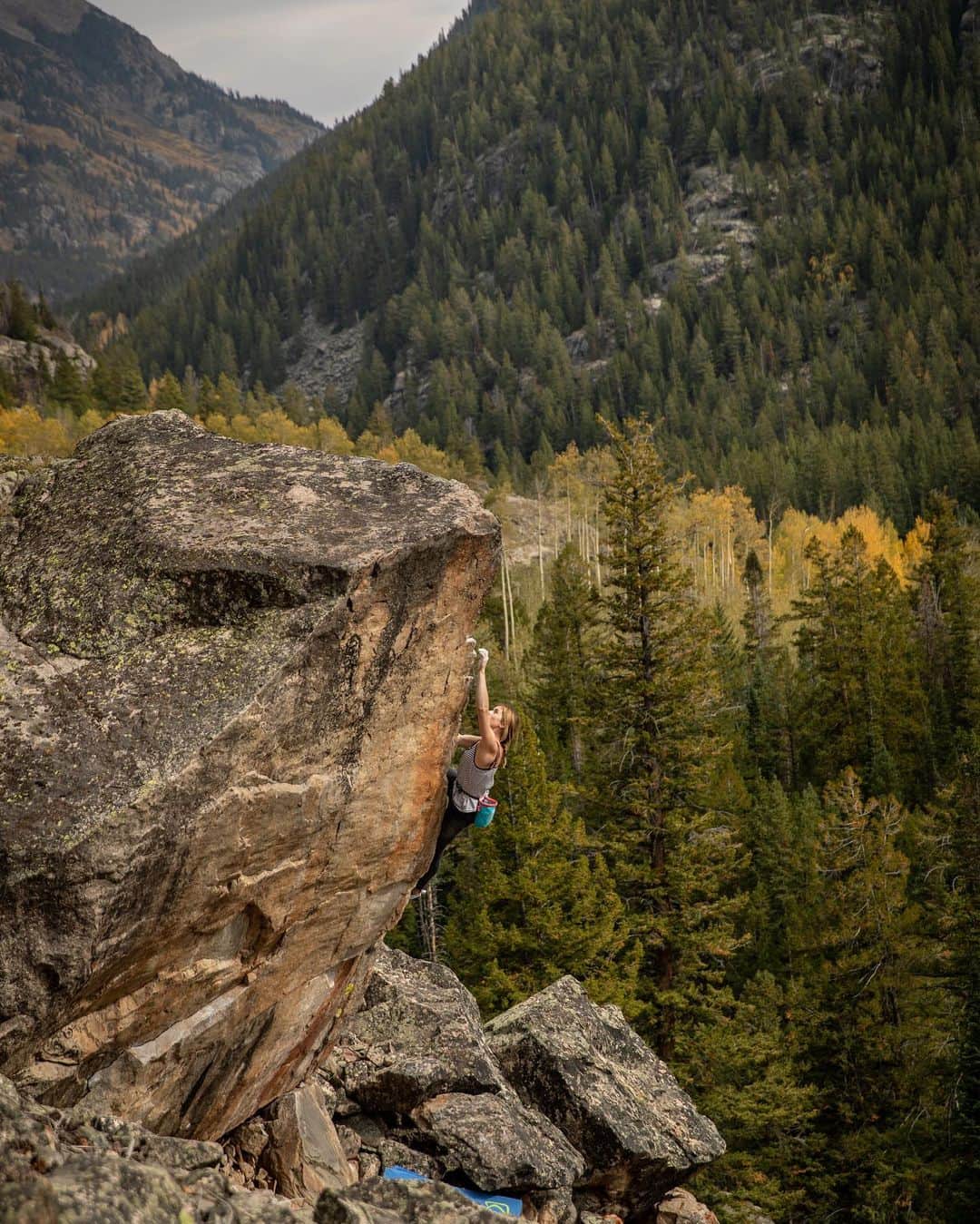 ポール・ロビンソンのインスタグラム：「Independence Pass is a place I need to spend a lot more time in the fall seasons to come. This place is magical! Here is a shot I got of @lizzy.ellison climbing a beautiful V3 highball. She always seems to remain calm and collected at any height off the deck. I hope to one day channel that when climbing bigger boulders!!! #bouldering」