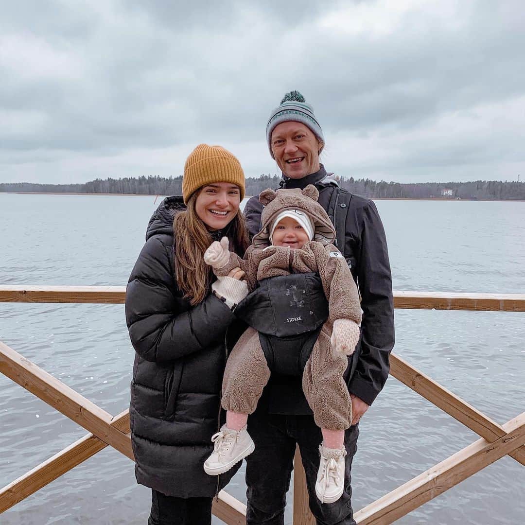 チャチー・ゴンザレスのインスタグラム：「Went to pose for a cute family photo but quickly learned not to step into the Soffe and Dada bubble 🙄 swipe right to see how she pushed me lol #DaddysGirl」