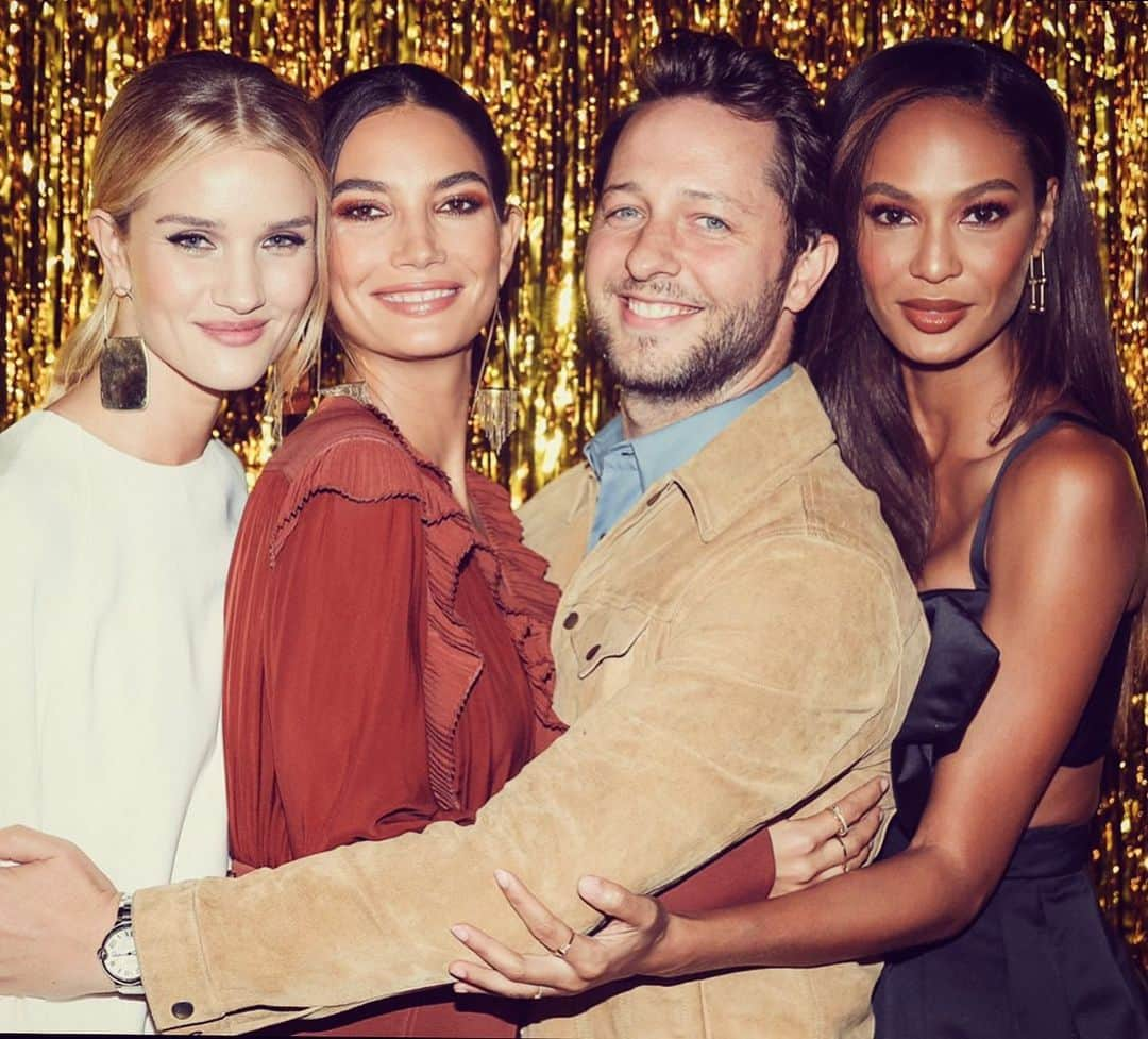 デレク・ブラスバーグさんのインスタグラム写真 - (デレク・ブラスバーグInstagram)「Happy birthday to the lovely @lilyaldridge! I miss you and group hugs and cheap party decorations and @joansmalls kneeing me in the ass and @rosiehw always giving me that RBF so much 😍🎂💅」11月17日 5時19分 - derekblasberg