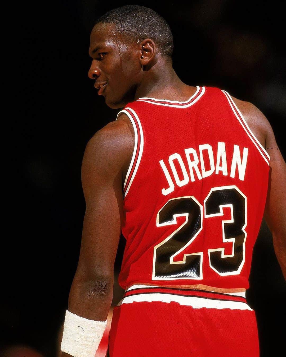 のインスタグラム：「MJ looks back at your girl like this, wyd? 😳 #MJMondays」