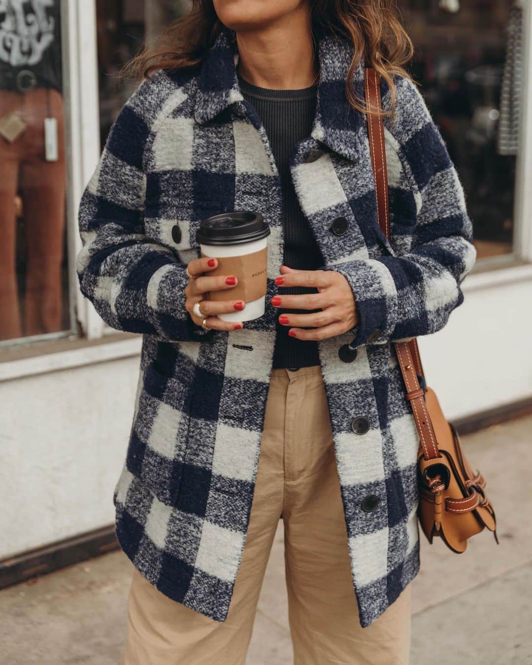 Collage Vintageのインスタグラム：「Loving plaid jackets for fall, specially this cozy one in blue and white! 🍂 Link in bio for details of what I’m wearing. Have a great week!  Me encantan las chaquetas de cuadros abrigaditas para otoño, como ésta en azul y blanco 🍂 Os dejo link en mi bio con todos los detalles de lo que llevo puesto. Feliz semana!」