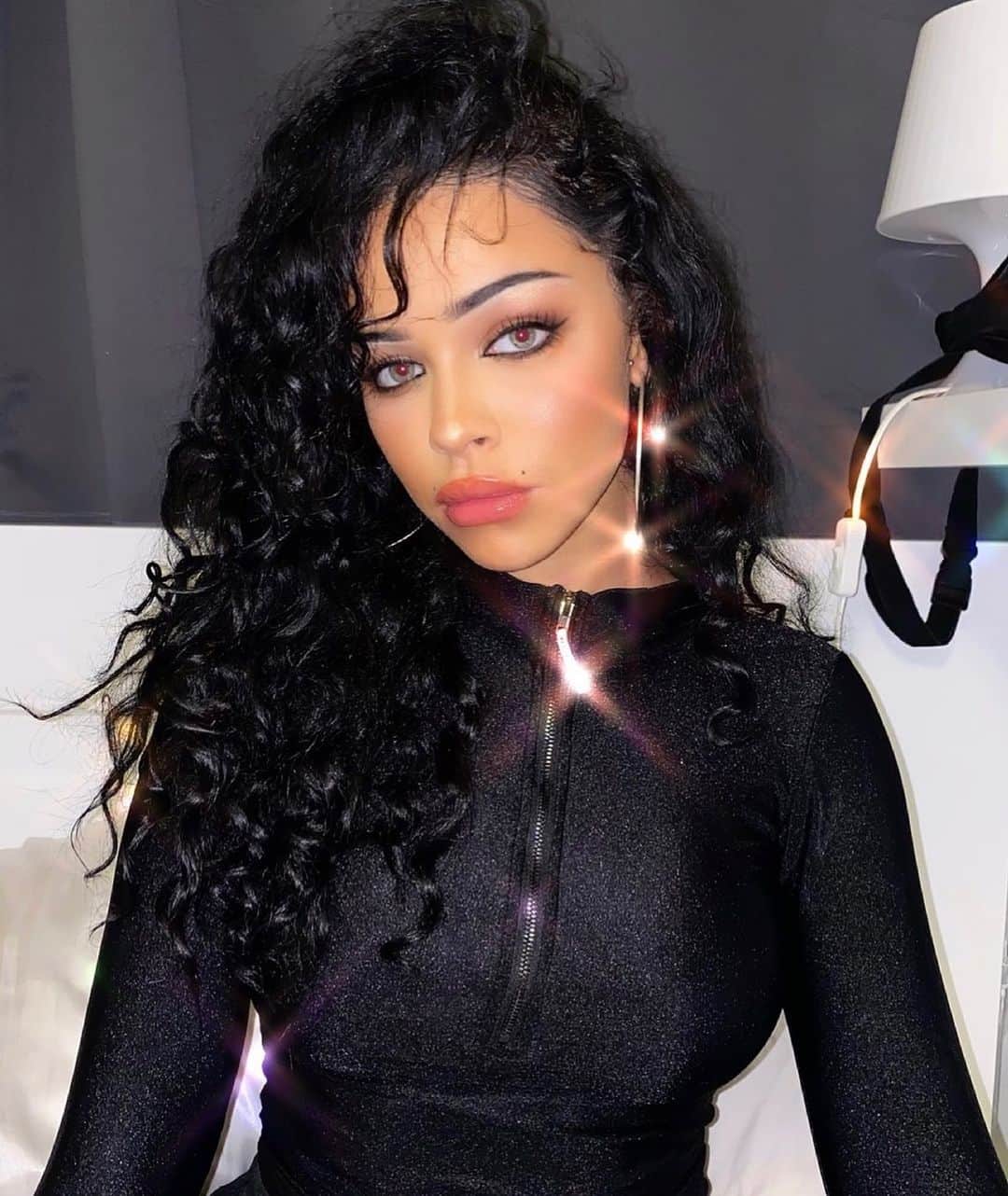 NISRINA SBIAのインスタグラム：「Hello 🖤」