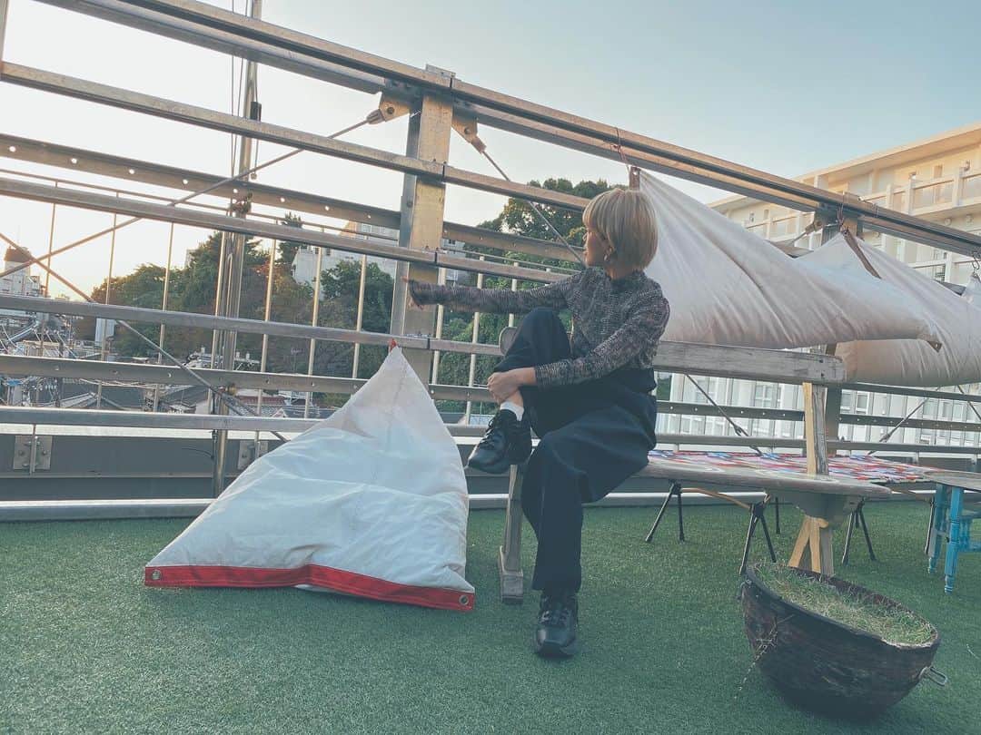 藤田敦子のインスタグラム：「ㅤ The sunset was pretty✨ 右側のボウルはEarthing用🌏 ㅤ #頭の形 #コンプレックス #すとん #eatplayworks #epwlife #blendacoordinate」