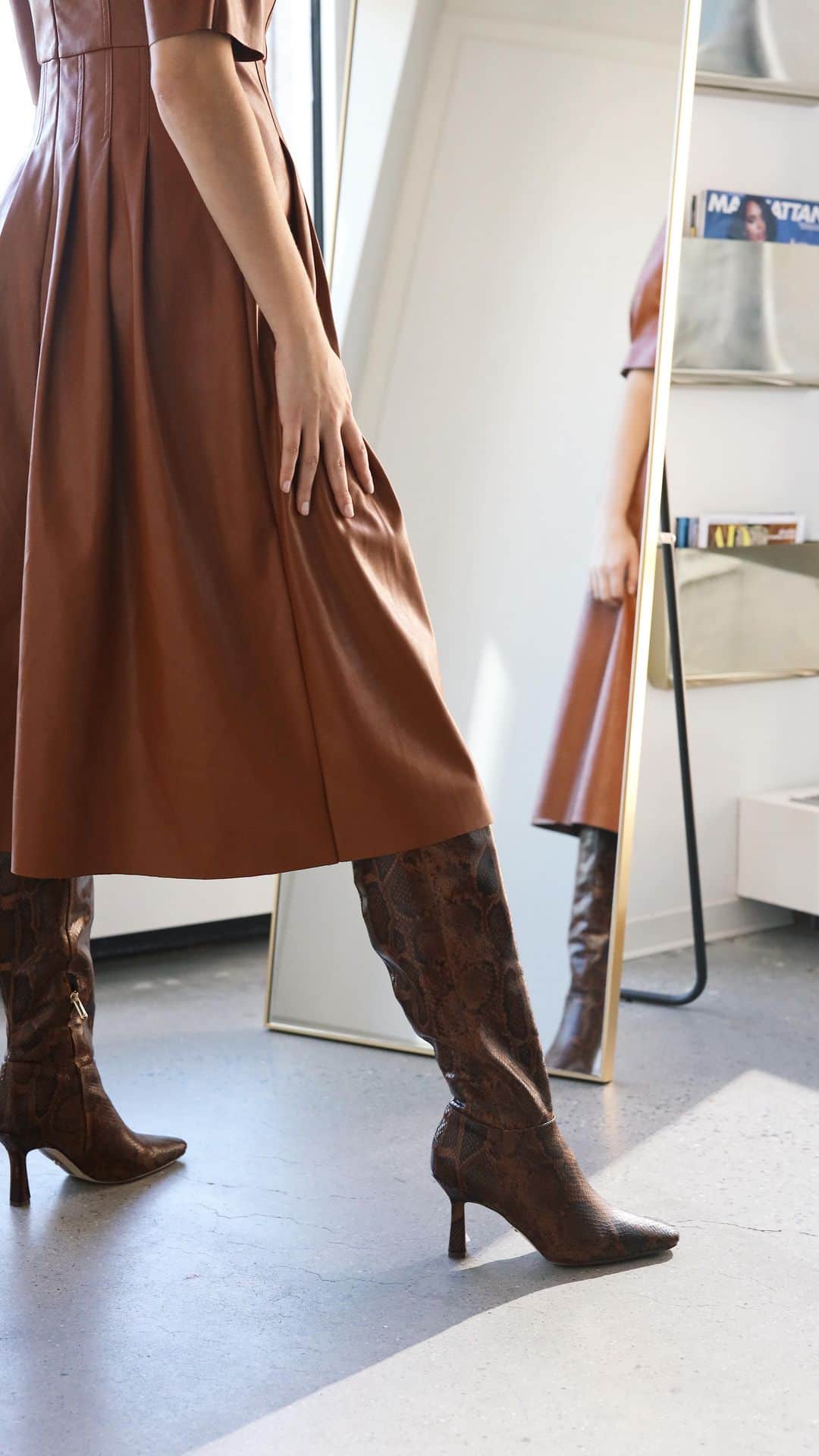 サムエデルマンのインスタグラム：「Outfit check in the DAVIN Shop now at samedelman.com  #SamEdelman #Fall2020 #LooksWeLove」