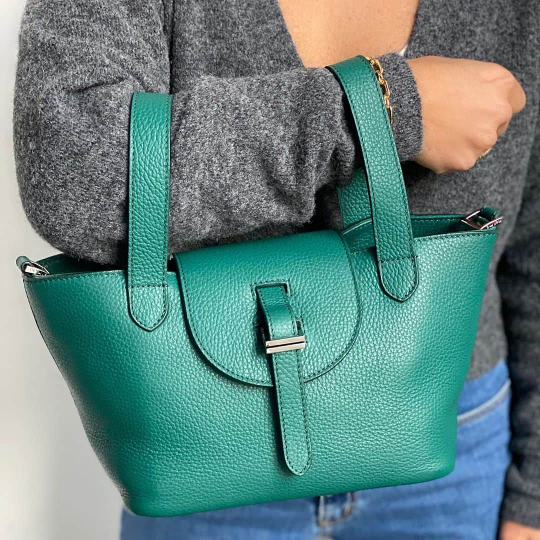 メリメロさんのインスタグラム写真 - (メリメロInstagram)「NEW NEW THELA BAG COLOURS LAUNCHING TODAY!! add “torrone” the new neutral with gold fittings and “GREEN”  to your existing collection of “thela bags”   ITS a COLLECTORS PIECE 🤍🦩🍵   #new #thelabag #green #jade #torrone #neutralbag #bag #melimelo #x #melimelobags #q #bags」11月17日 5時53分 - melimelobags