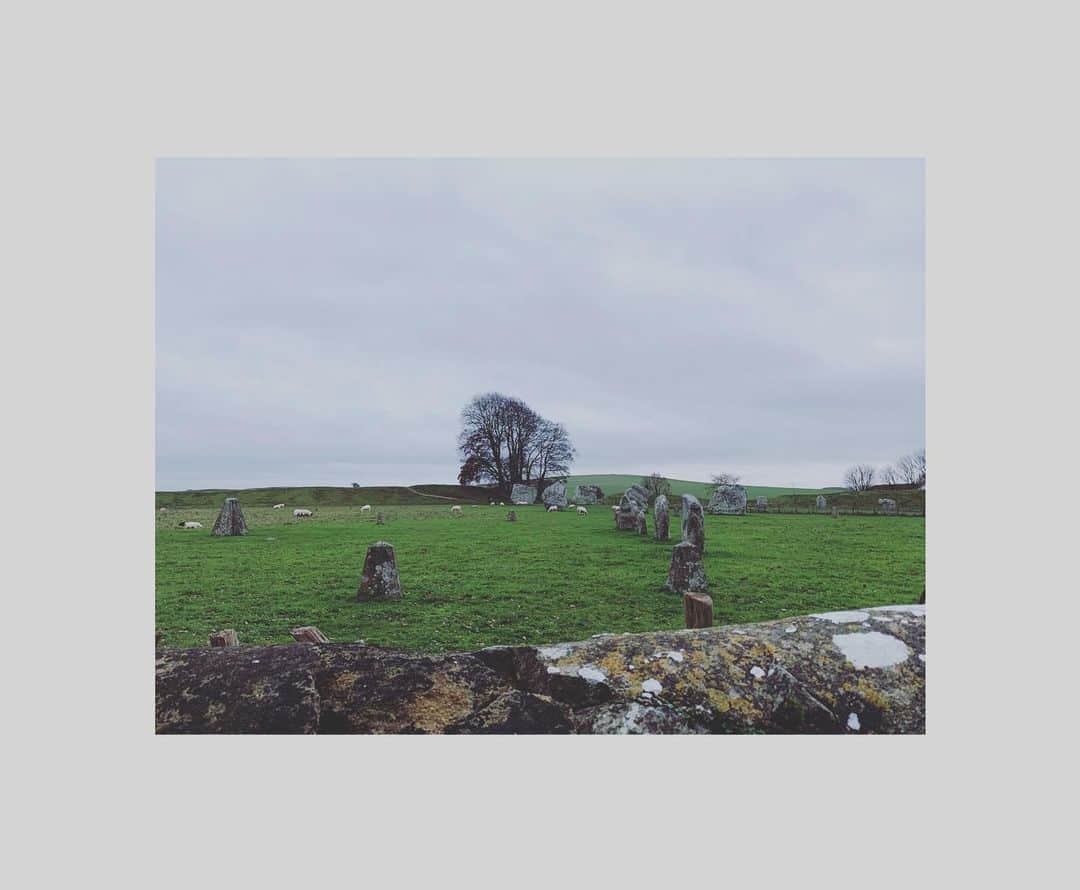 ダイアナ湯川さんのインスタグラム写真 - (ダイアナ湯川Instagram)「Avebury circle to mark seven years of marriage ❤️ What a magical place of beauty. A chance encounter with Suzanne (who shares the same name as my estranged mother) as we were leaving the chapel, where we learnt of the quiet (and seemingly secret!) garden which she runs. She so kindly gifted us with rosemary and the last rose of the summer... which were planted 31 years ago to mark her wedding at the sacred site. Such beauty and gratitude for this simple but oh so meaningful exchange. Cannot believe we have been married for half of our relationship... time flies when you’re with the one you love! Bring on the next seven... 🥰 And to top off our lovely day, Elsie started drawing creatures today!  . . . #marriage #weddinganniversary #sevenyears #husband #wife #marriedlife #daughters #family #love #blessed #happiness #avebury #aveburycircle #magic #beauty #destiny #childhood #motherhood #fatherhood」11月17日 5時45分 - diana.yukawa