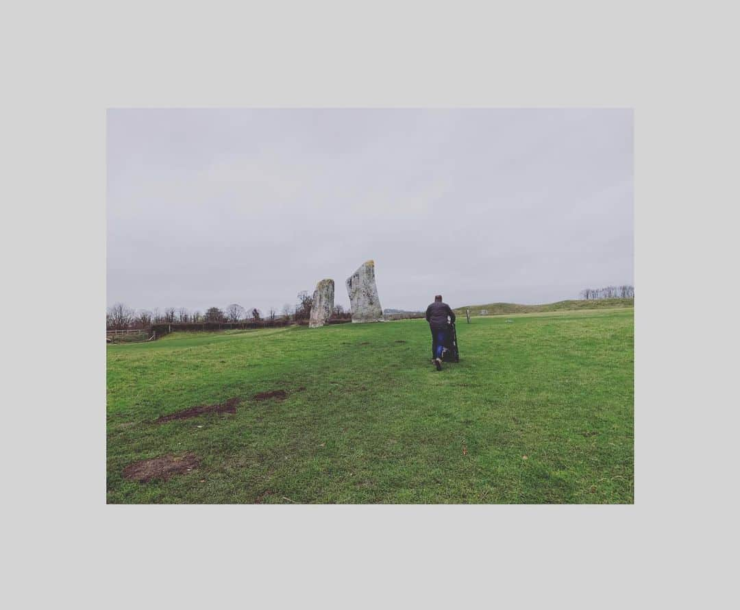 ダイアナ湯川さんのインスタグラム写真 - (ダイアナ湯川Instagram)「Avebury circle to mark seven years of marriage ❤️ What a magical place of beauty. A chance encounter with Suzanne (who shares the same name as my estranged mother) as we were leaving the chapel, where we learnt of the quiet (and seemingly secret!) garden which she runs. She so kindly gifted us with rosemary and the last rose of the summer... which were planted 31 years ago to mark her wedding at the sacred site. Such beauty and gratitude for this simple but oh so meaningful exchange. Cannot believe we have been married for half of our relationship... time flies when you’re with the one you love! Bring on the next seven... 🥰 And to top off our lovely day, Elsie started drawing creatures today!  . . . #marriage #weddinganniversary #sevenyears #husband #wife #marriedlife #daughters #family #love #blessed #happiness #avebury #aveburycircle #magic #beauty #destiny #childhood #motherhood #fatherhood」11月17日 5時45分 - diana.yukawa