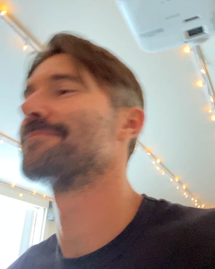 ブランドン・ジェンナーのインスタグラム：「New Christmas song out!!! Go listen if you want to get into the holiday spirit a bit early this year 🎄 🤗❤️ Grown-Up Christmas List 🤙🏼」