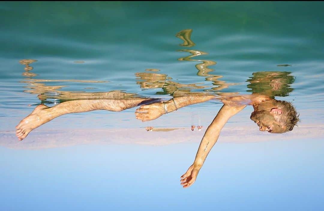 アラン・カミングさんのインスタグラム写真 - (アラン・カミングInstagram)「Me in the Dead Sea a few years ago, photographed by @granteepants  Spoiler alert: you do actually float!」11月17日 5時57分 - alancummingreally
