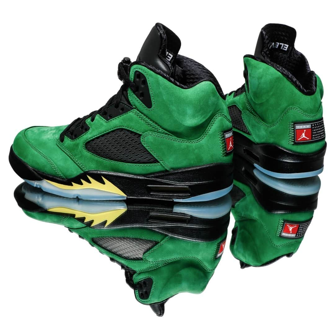 Flight Clubさんのインスタグラム写真 - (Flight ClubInstagram)「The Air Jordan 5 SE 'Oregon' pays homage to the Oregon Ducks, using the likeness of the recognizable PE with a green suede upper, opting for slight modifications such as the Team Jordan tag instead of the university's mascot.」11月17日 6時00分 - flightclub