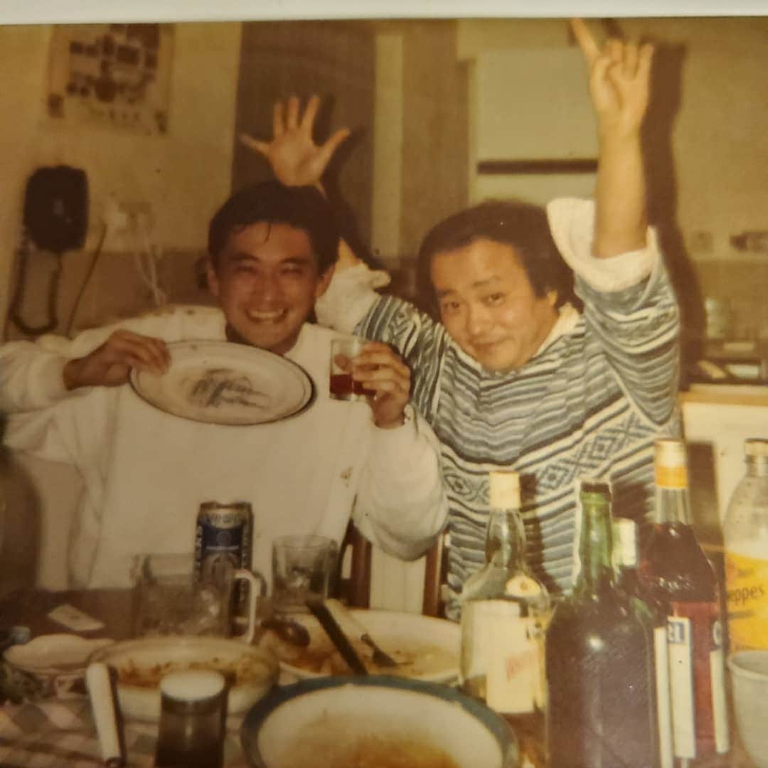藤岡幸夫のインスタグラム：「昨日は大阪４オケの記者会見で尾高忠明先生と。英国留学時代に尾高先生には凄くお世話になりました😊古い写真はデビュー直後に東京の尾高先生の第９の演奏会に伺い、第９のレッスンをお願いしたら、急遽演奏会後に御自宅へ。 でもレッスンじゃなくて楽しい飲み会になってしまい…😂😂」
