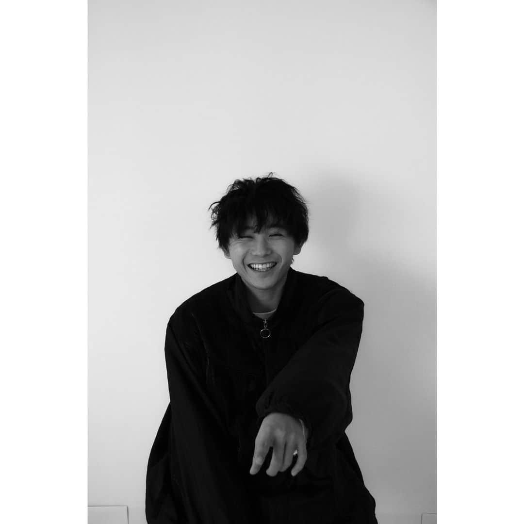 須賀健太のインスタグラム：「おはようございま須賀健太🌞  今日は朝からお仕事でごわす  頑張りごわす。  photographered / 櫻井圭佑　　　 　@sakurai_keisuke0  hairmake / MIKAMI assistant / JUNYA」