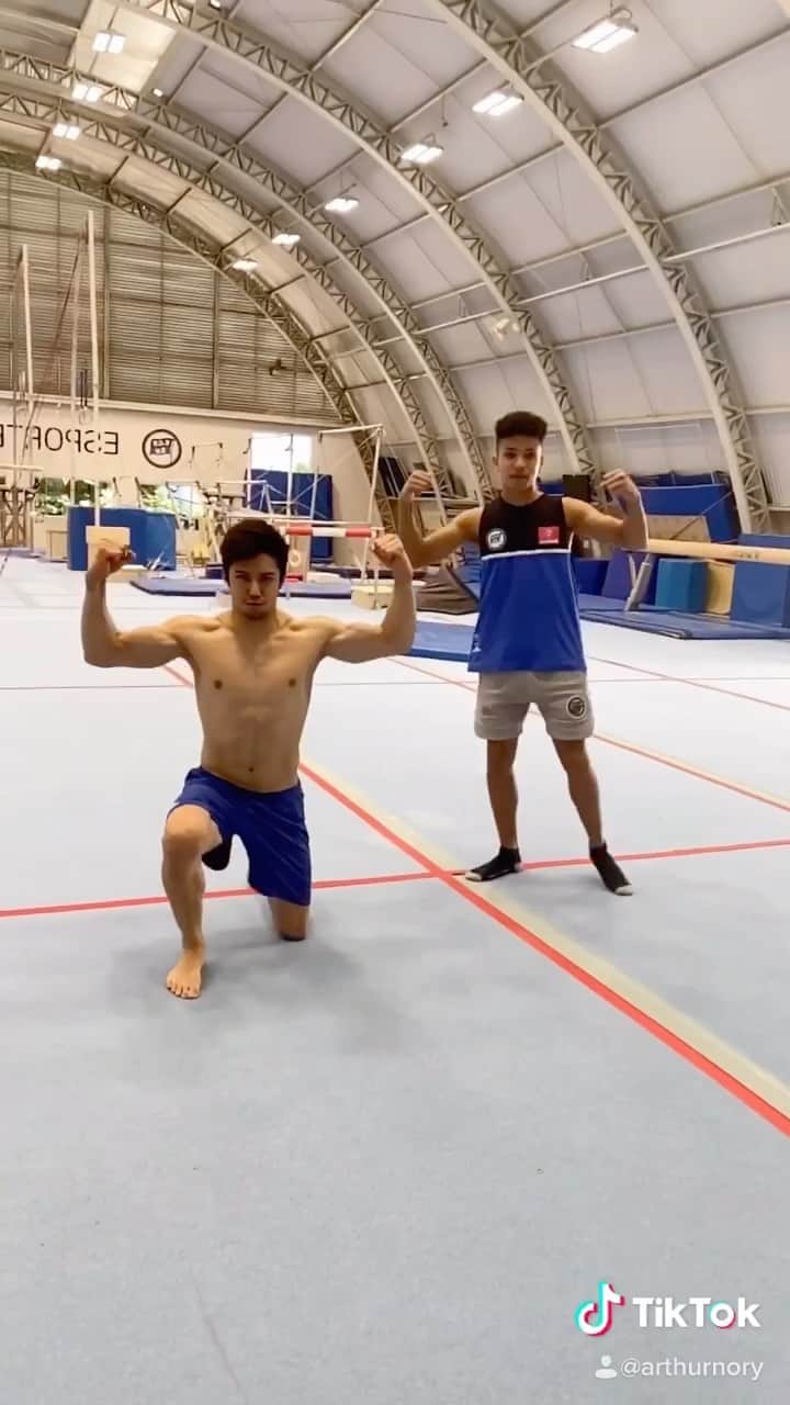 アルトゥール・オヤカワ・マリアノのインスタグラム：「Quero e vou sim ajudar meus amigos a voaaaar 💥💪🏻🤸🏻‍♂️ @bielzinx_  . . #reels #fly #friends #gymnastics #gym」