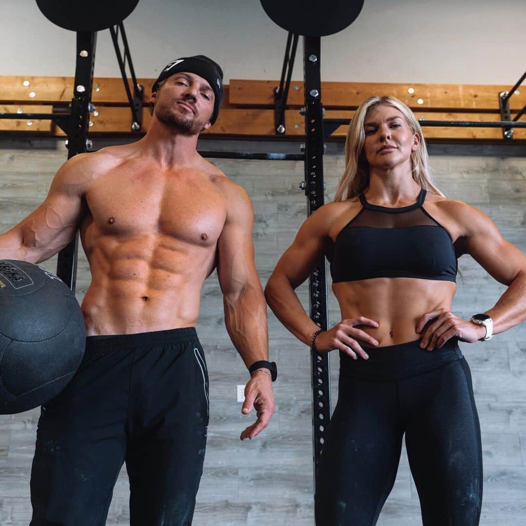 スティーブ・クックのインスタグラム：「Shoulder day + “Karen” 150 wall balls for time! Always great training outside your comfort zone. A little bodybuilding and CrossFit with @brookeence is now up my YouTube  channel link in bio.」