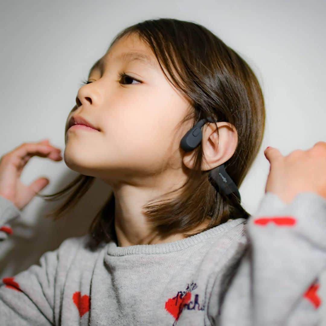 別府史之のインスタグラム：「NEW🌟 子供が安心して身に着けられる骨伝導ヘッドホン "Aeropex play" が今日 @aftershokzjp から発表されました。🎧 Aeropexよりも一回りバンドが短くなって子供や女性も使いやすいサイズになっています。 最大音量制限機能も付いていて発育途中の子供に優しいのと耳のトラブルも防ぐことが出来ます。 オープンイヤー & フィットデザインなので、色々な場面で、安全に音楽や会話を楽しめます。 #85db #25g #8時間連続再生 #IP67 #aeropexplay」