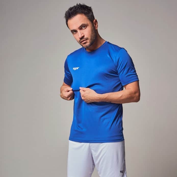 アレッサンドロ・ローザ・ヴィエイラのインスタグラム：「Estou preparado para mais uma semana de treinos!   Os produtos mais confortáveis e que ajudam no meu melhor desempenho você encontra em topper.com.br.   Segue o @topperbrasil e fica ligado na linha de roupas para treino.  #Azulebranco 😃」
