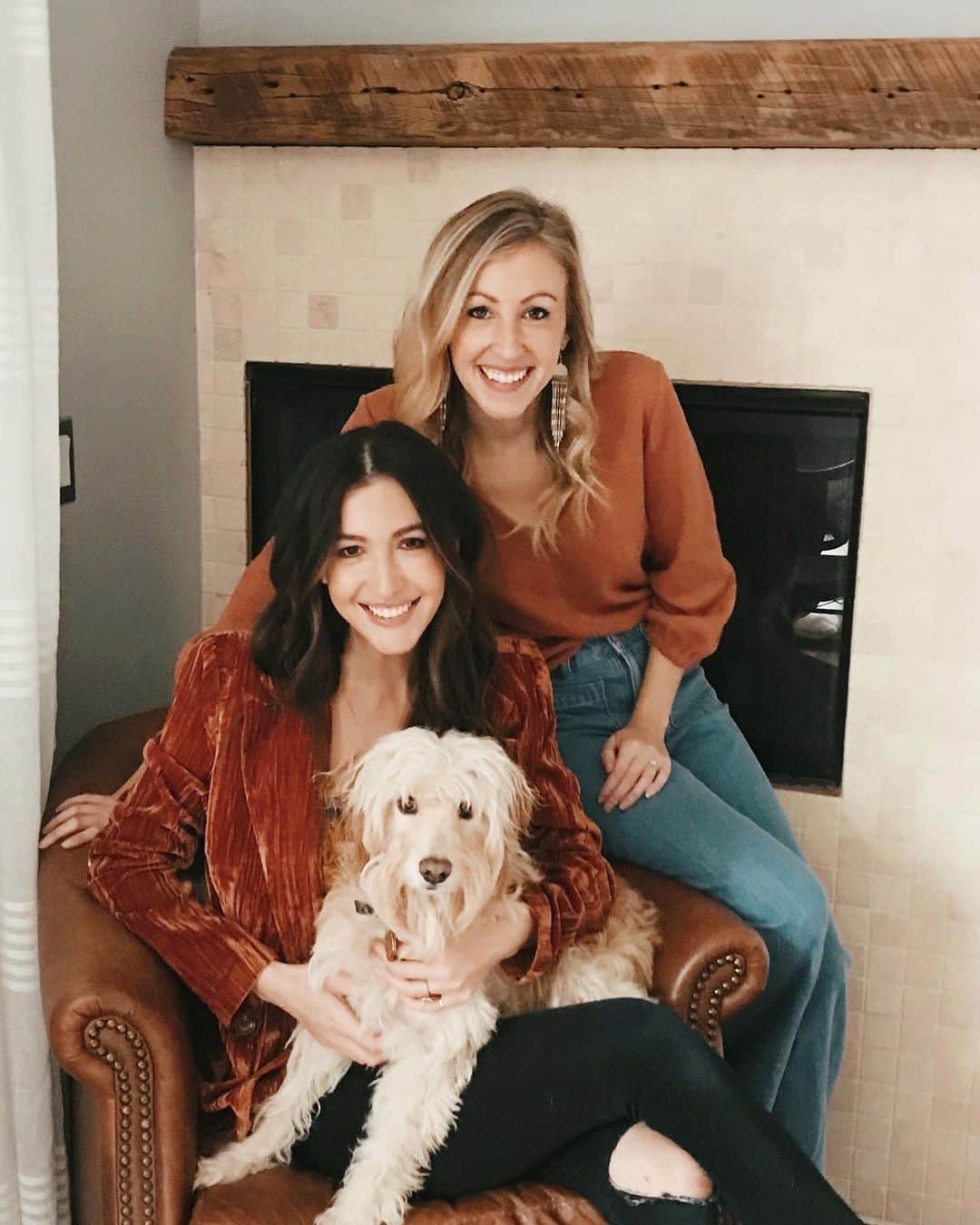 ケイト・ボイージェルのインスタグラム：「🎶When I feel alone it’s where I go, cause this is who I am and this is home 🎶💛🐾👯‍♀️ thank you all SO much for the love for my new single “This Is Home!” In case you missed it, I just released this one Friday and it’s out everywhere! Also @courtneyvoegele and I accidentally took what looks like a ron burgundy Christmas card pic and I’m not mad about it🎄happy Monday!!」