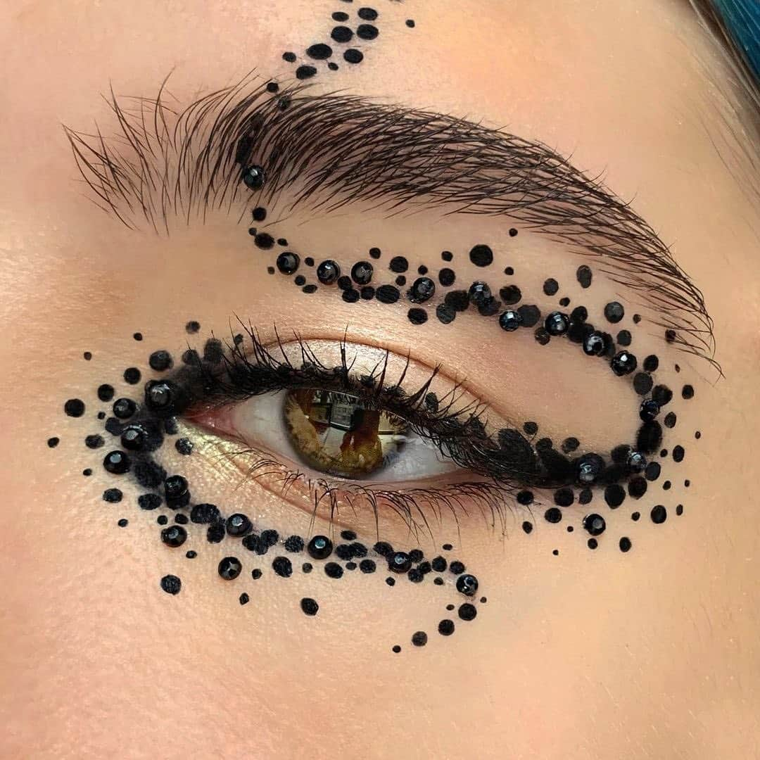 Milk Makeupさんのインスタグラム写真 - (Milk MakeupInstagram)「follow the kush-dotted road 😉 what makes #kusheyeliner a standout?! A. waterproof, smudge-proof, transfer-proof formula B. clean, vegan, cruelty-free ingredients C. smooth, tug-free, precise application D. all of the above 👑 - unleash ur inner KUSH Kreative like @vera_pun --> milkmakeup.com ⛓ @sephora ⛓ @cultbeauty ⛓ @theofficialselfridges」11月17日 6時14分 - milkmakeup