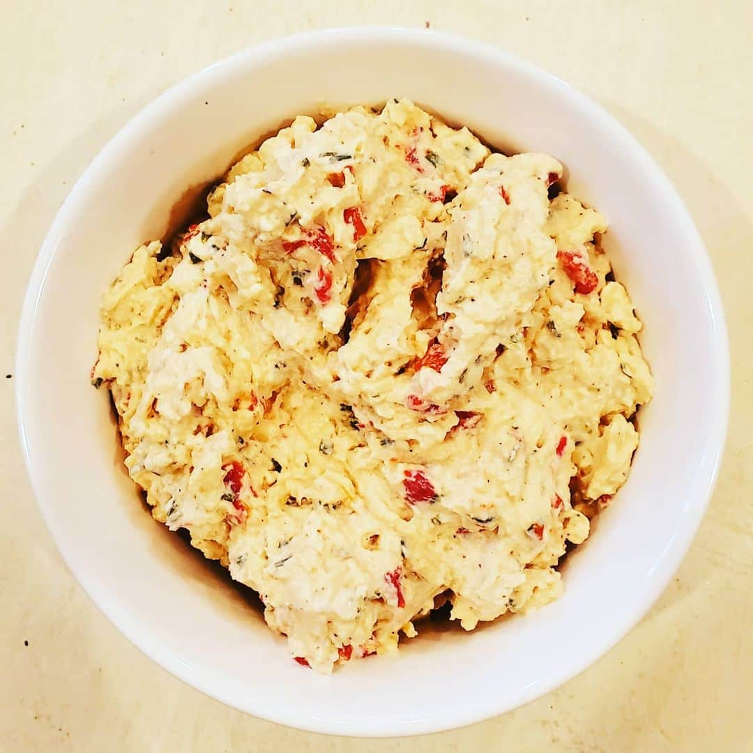 ガソリングラマーさんのインスタグラム写真 - (ガソリングラマーInstagram)「PLANT BASED PIMENTO CHEESE DIP #GASOLINEKITCHEN 🧀🌶🧄🧅🌿 @kitehillfoods almond #chive #creamcheese  #pimentos @mountainroseherbs garlic powder black pepper  @doublebatcheese #almondcheese americana mozzarella  @miyokoscreamery #oatmilk #pepperjack #cheese #vegancheese  @vayoveganmayo #veganmayo #mayonnaise #mayo @tangochilesauce #hotsauce  #vegan #veganfood #whatveganseat #plantbased #vegetarian #VEGANGOOD #vegansofig #veganfoodie #foodie #plantbased #plantbasedfood #plantbasedfoodie @gasolineglamour #gasolineglamour  @gtfoitsvegan  #gtfoitsvegan @marketbox.sd  #marketboxsd #pimentocheese  #cheesedip #veganpimentocheese」11月17日 6時14分 - gasolineglamour