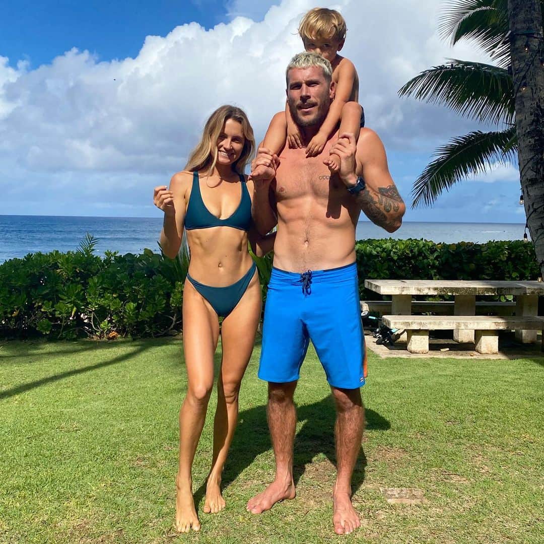 アラナ・ブランチャードのインスタグラム：「Just posted a new YouTube!!! “What @jackfreestone eats to get a body of a surfer” 🤣 kidding it’s just a what we eat in a day.......but @jackfreestone I think we all would like to know how you get your bod🔥 🎥 @jaketaiwan4」