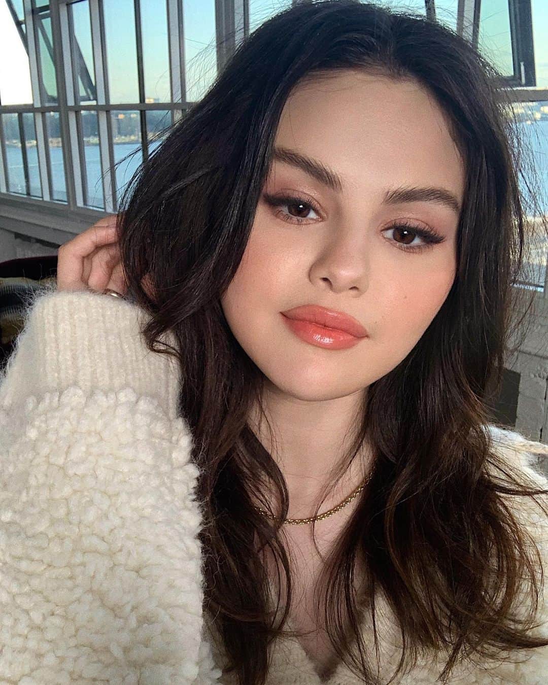 Hung Vanngoさんのインスタグラム写真 - (Hung VanngoInstagram)「Reunited after 10 months 😛  #SelenaGomez (@selenagomez) 🧡⭐️⚡️✨💫🌟. 👗 @kateyoung 💅🏻 @pattieyankee 💇 @hairbyorlandopita 💄 @hungvanngo using @rarebeauty . On face: Foundation in 190w Concealer in 170w Brows in soft blond Blush in Bliss Highlighter in Mesmerize Lip Balm in Praise  Always an Optimist Setting Mist」11月17日 6時18分 - hungvanngo