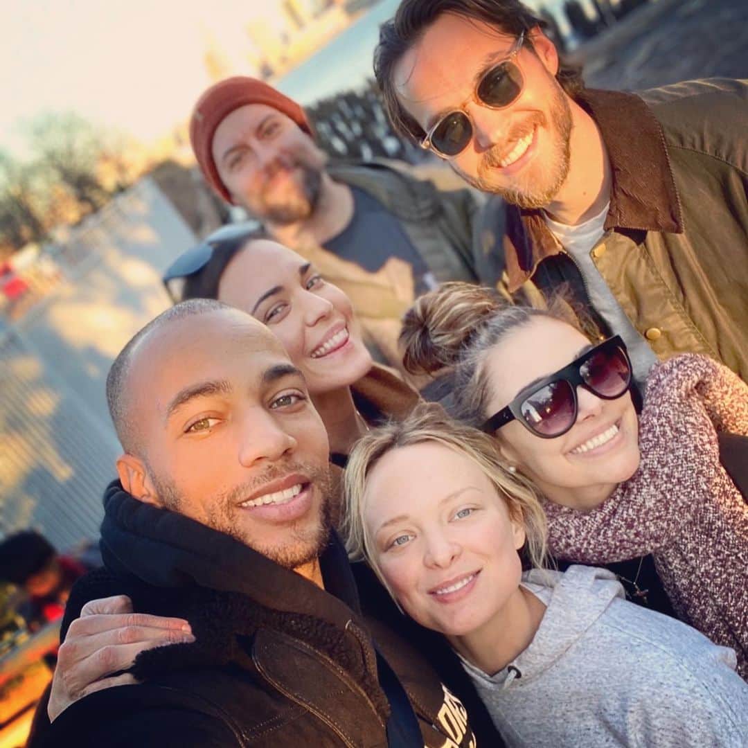 のインスタグラム：「Remembering when I *almost* worked with these lovely folks on Thirtysomething(else) and some of the stellar original cast in the next slide... but then COVID hit 😑」