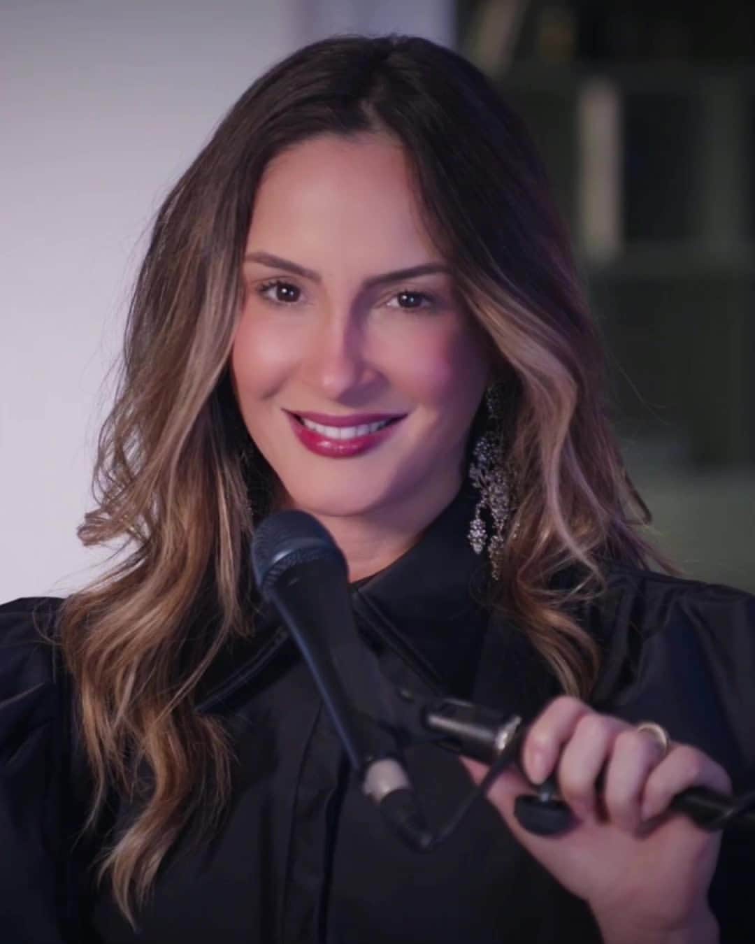 Claudia Leitteのインスタグラム：「Uma honra interpretar "Circle of Life", de @eltonjohn, para o especial de lançamento do @disneyplusbr 🦁🥰 Vídeo completo no link da bio」