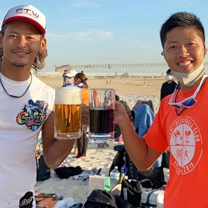五十嵐恭雄さんのインスタグラム写真 - (五十嵐恭雄Instagram)「今回の #フレスコボール の大会は優勝トロフィーの代わりがジョッキでした！🏆そのジョッキを使って表彰直後にペアで乾杯を！🍺  美味しいビールでした🍺優勝の味！✍️700㎖も入ってたけどなんとか飲み切りました🐕  #Frescoball #Frescobol #スポーツ #アスリート #athlete #スンガ #sports #ビーチスポーツ #japan #日本  #羽子板 #筋肉 #パワーアクティ部」11月17日 6時40分 - yasuo_ikarashi_